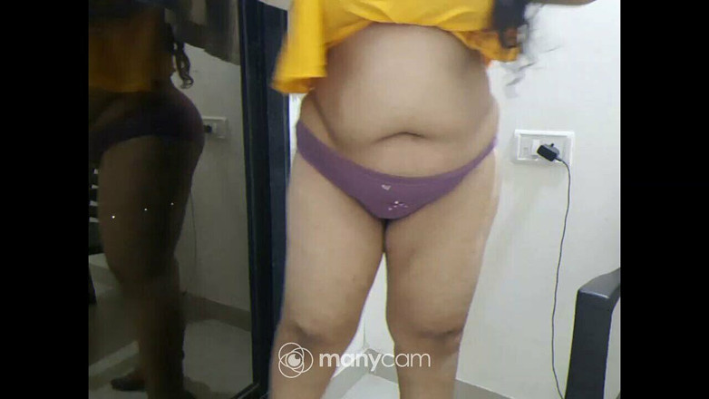 Notty_samaiya: Strip-tease par une fille desi excitée pendant un appel vidéo