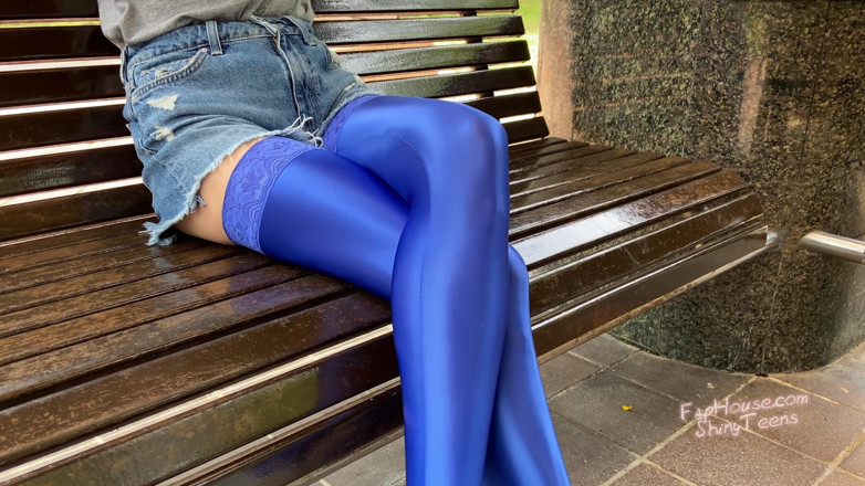 Shiny teens: 719 Bas en spandex bleus brillants dans le parc