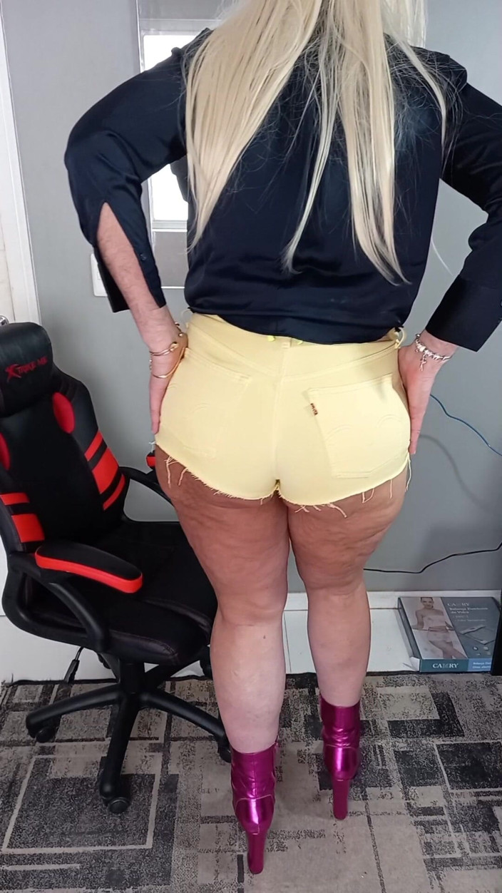 Sexy ass CDzinhafx: Minha bunda grande vestindo shorts