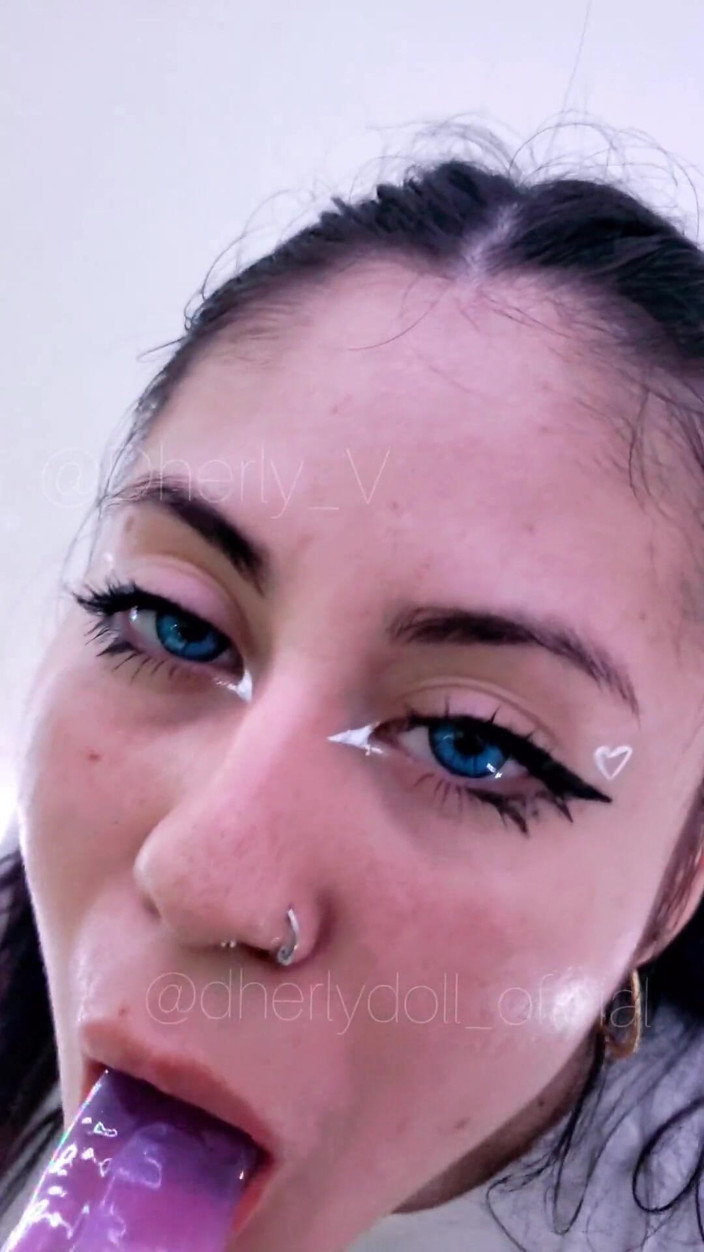 DherlyDoll: Je suce mon gode en imaginant que c’est ta bite