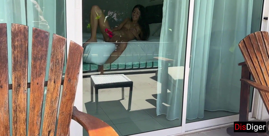 Dis Diger: ホテルの部屋でセックスをしているカップルをスパイした