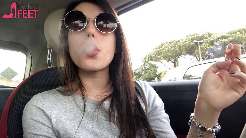 Smokin Fetish: Petra pali w samochodzie