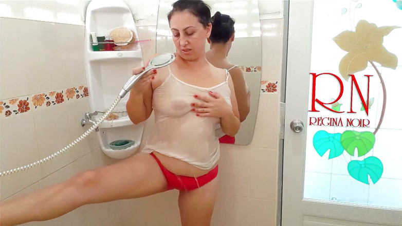 Regina Noir: Flickan badar i en dusch i en T-shirt och i...