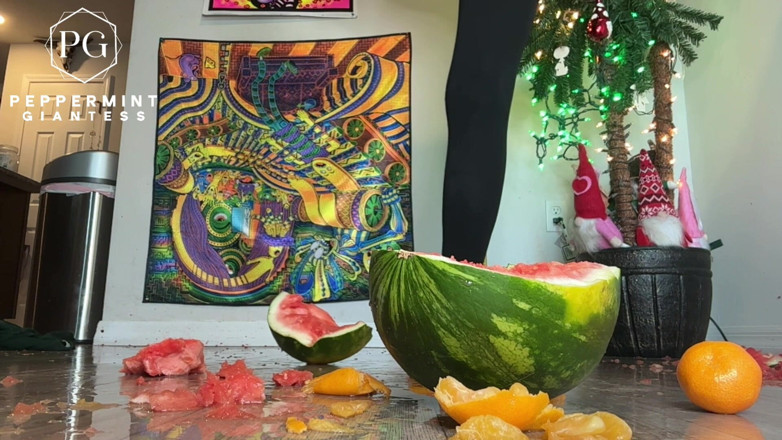 Peppermint Giantess: 67 taille de géante 16 pieds slo-mo écrasent des oranges au ralenti...