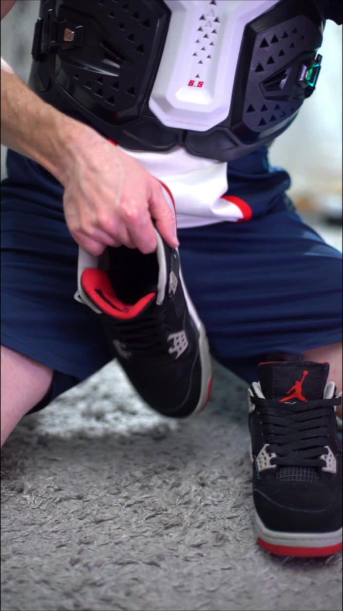 Sneakersmax98: Spiel mit Jordan Retro Iv Turnschuhen und Cumming Inside