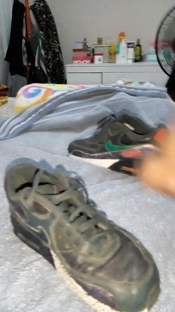 Sneakerfetish_BR: Kongkek kasut dan pancutan mani pada Air Lama Saya Max