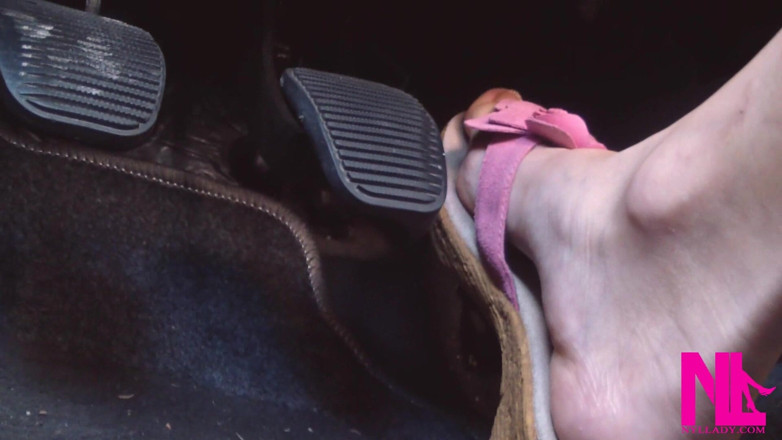 Nyllady: Mengepam pedal dalam Wedges Merah Jambu / Flip Flops