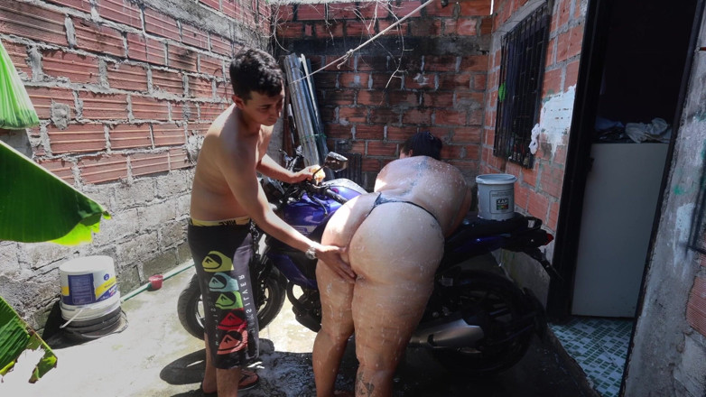 Lexly_16: Mi Vecino Me Lava La Moto Y Despues Me Folla