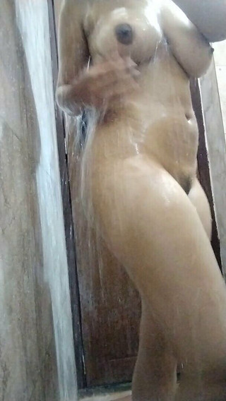 Riyathakur: Quente indiana curtindo banho