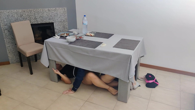 Miss Squirting: Garçonete com buceta cremosa recebe uma gozada interna debaixo da...