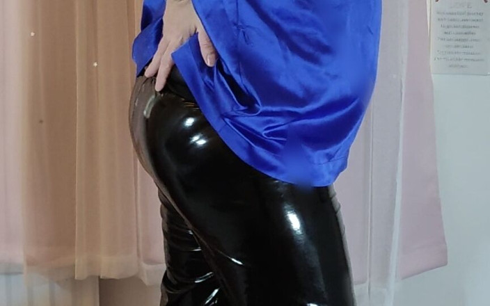Nottstvslut: 새틴 블라우스와 pvc 레깅스를 입은 핫한 크로스드레서