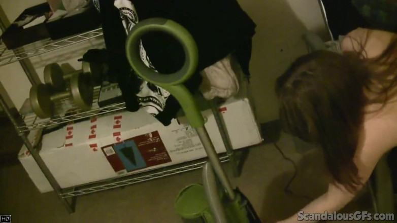 Scandalous GFs: Sexy dospívající přítelkyně s drobnými prsy jezdí hardcore