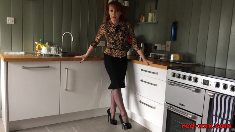 RedXXX: Horny Housewife!
