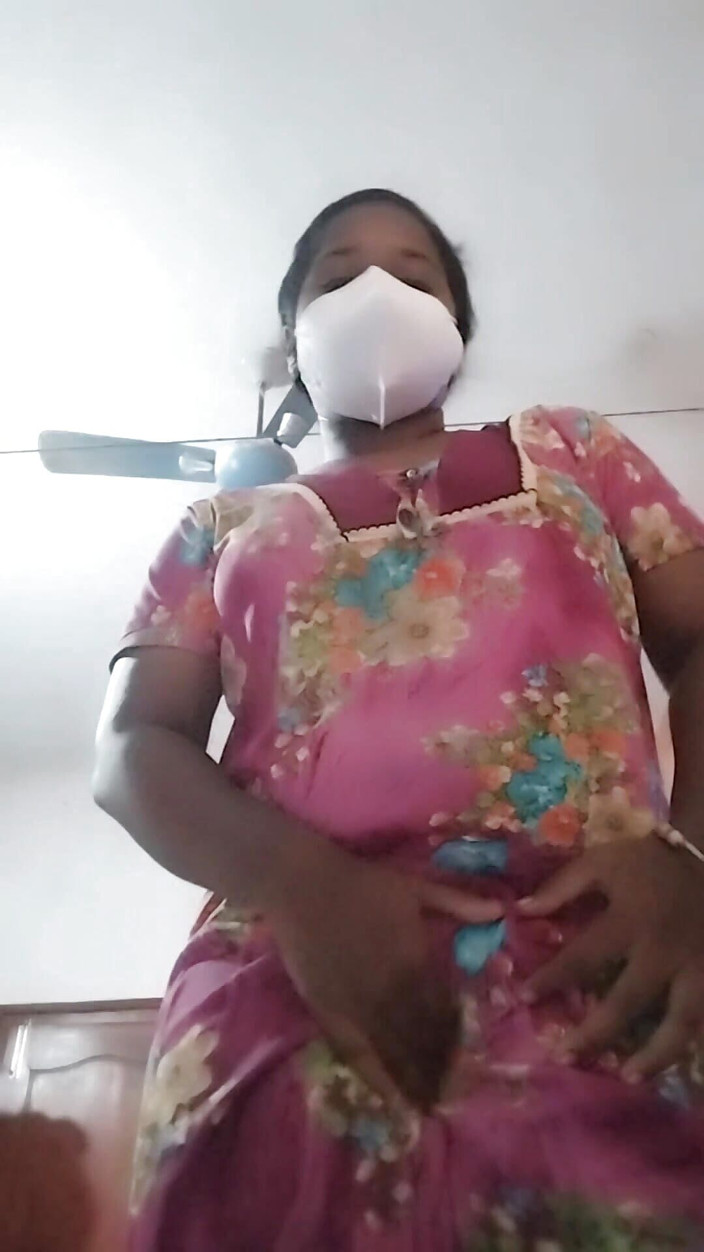 Desi World: सेक्सी गानों के लिए तमिल लड़की वाइबिंग