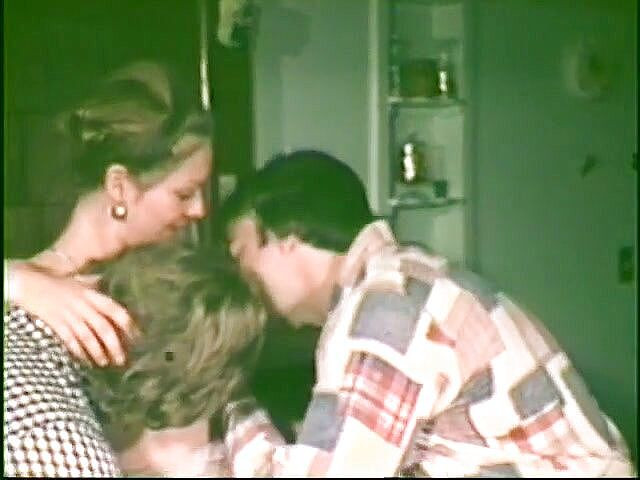 Vintage Usa: Cette MILF poilue adore faire plaisir à deux grosses bites