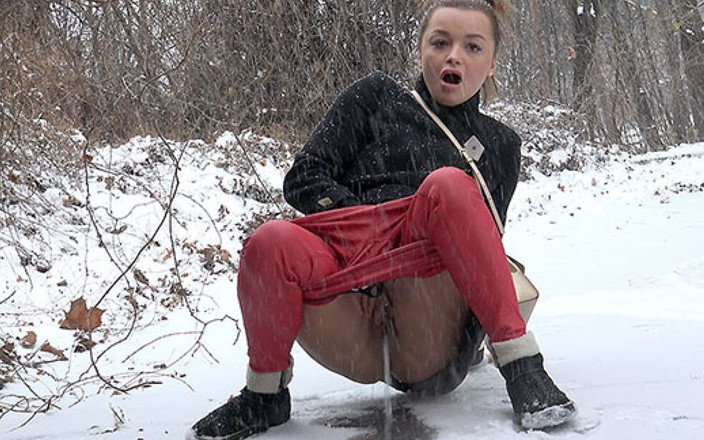 Puffy Network: Дымящаяся Dafne от Got2Pee, где девушки приходят к писсингу