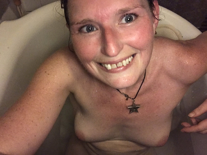 MistressWriggler: Madrastra caliente masturbándose con un vibrador en el baño y...