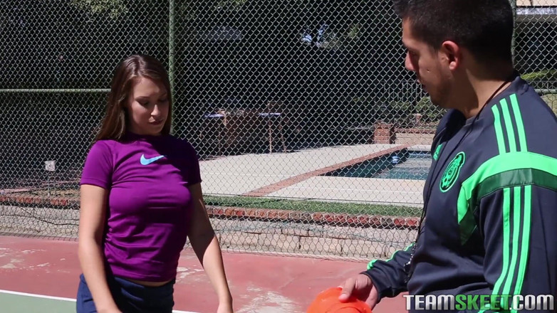 Team Skeet: O gagică drăguță atletică își lasă antrenorul să-i fută pizda strâmtă
