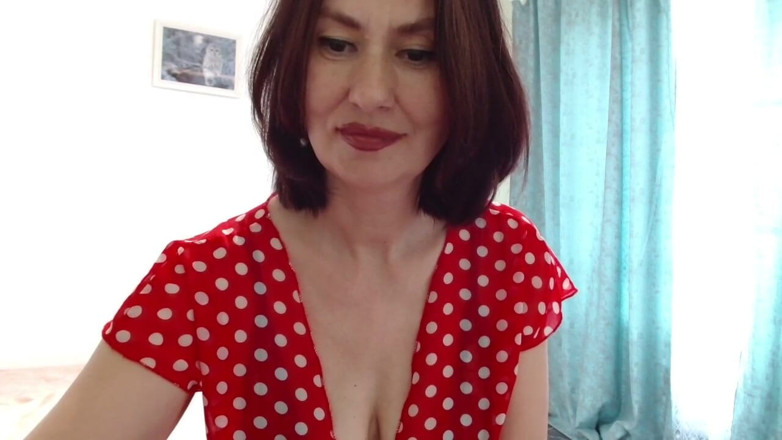 ANGELA_LADY: Збуджена волохата мамка плюнула на її великі красиві цицьки