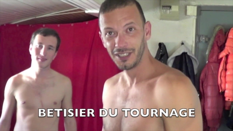 Crunch Boy: Un garçon hétéro se fait baiser par 2 jumelles à l'hôtel