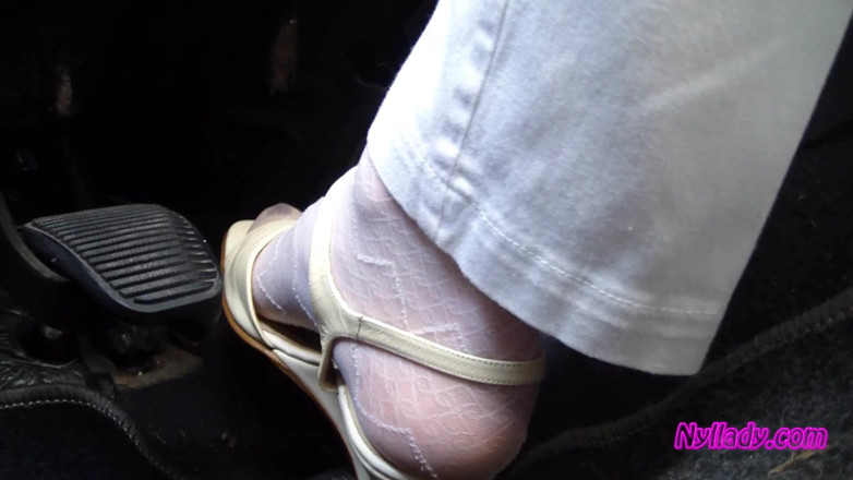 Nyllady: Nyllady conduit dans un appartement et change ses pieds arrosés...