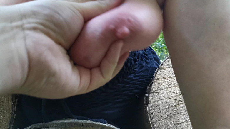 Bouncy Tits Action: Tampar tetek saya yang tergantung di tempat luar