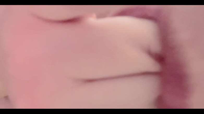 Dirtysecret: Regarde-moi baiser ma petite chatte avec mon énorme gode grosse bite...