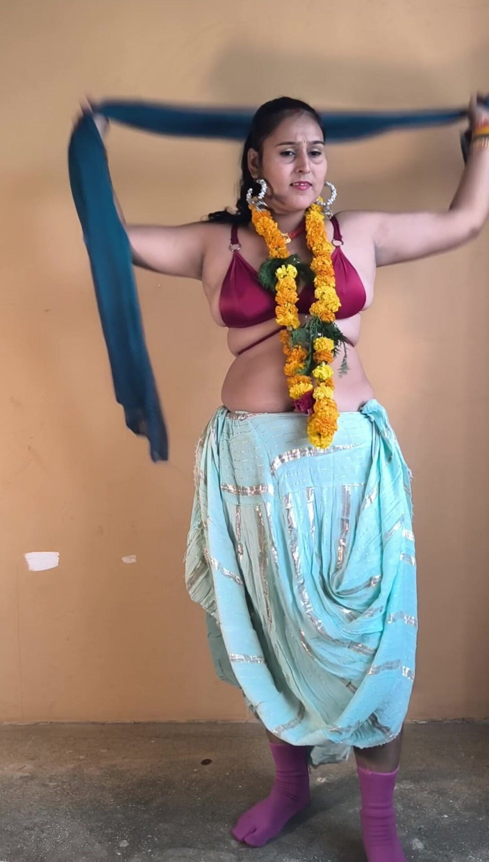 pujaprem: Puja babydansvoorstelling