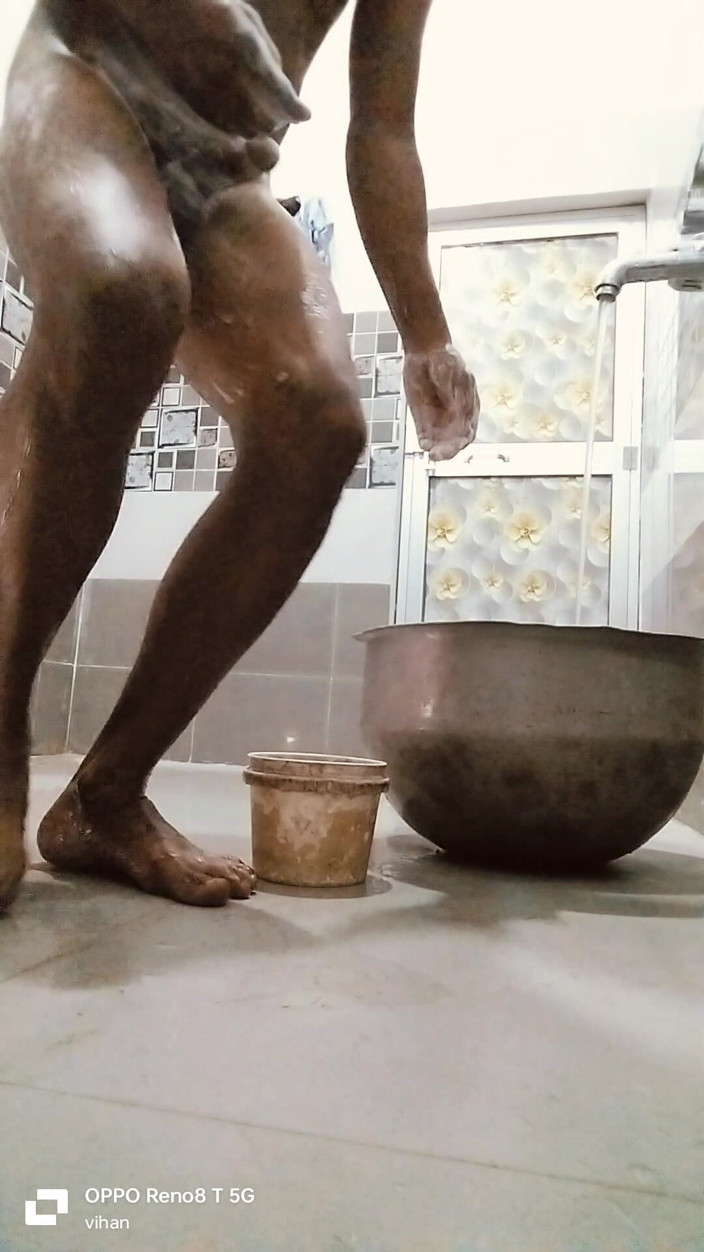 Hfdgjkkkkk: Chico indio en la ducha disfruta de la masturbación y...
