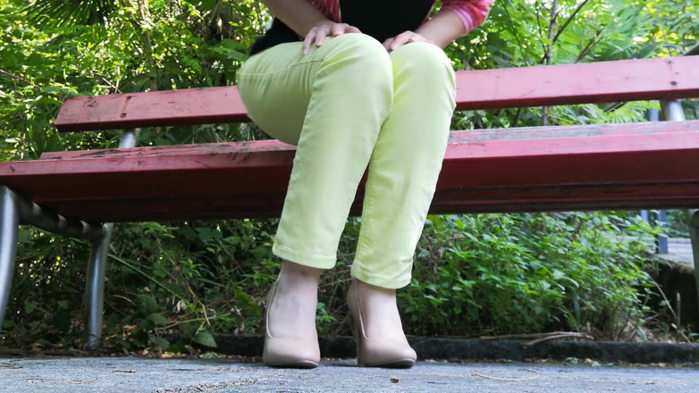 RavenBigAss: Raven: Toe Batendo pernas cruzadas, infernos altos e jeans verdes...