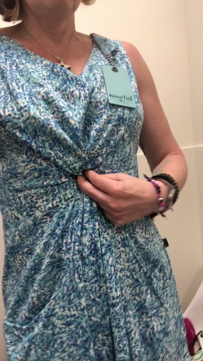 MistressWriggler: Sütyensiz, komando, dövmeli piliç yeni kıyafetler deniyor. Bölüm 1/2.