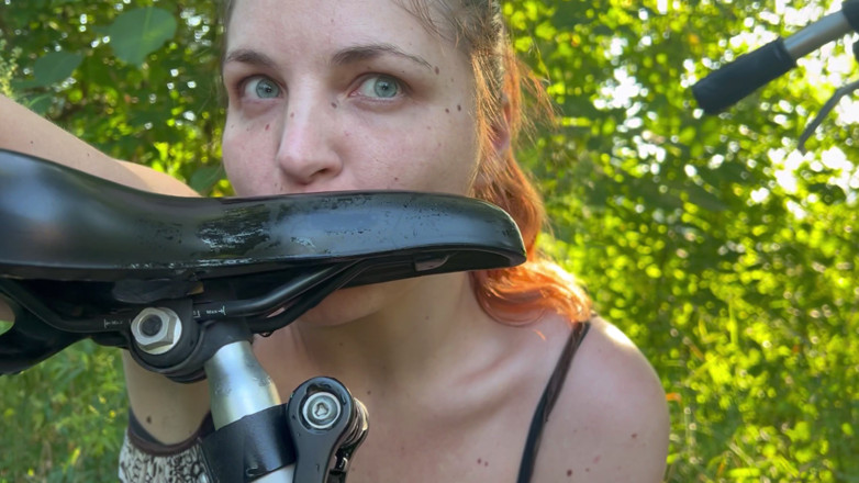 Elena917: Voyage à vélo - humiliation de pisse et de léchage