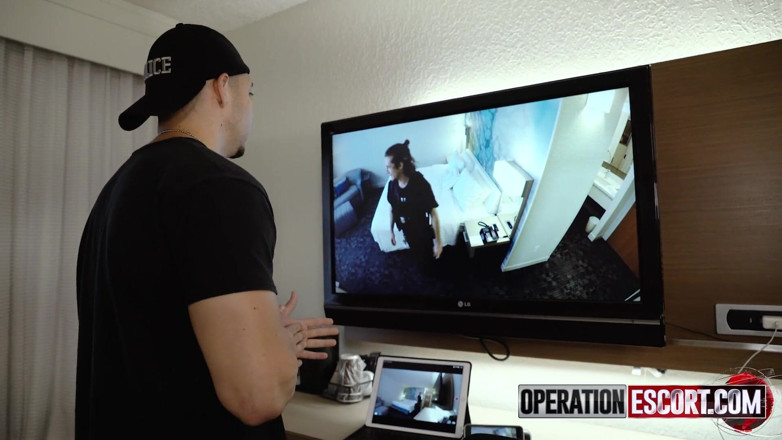 Operation Escort: Deslumbrantemente estúpida jovem prostituta Jade Amber é presa solicitando