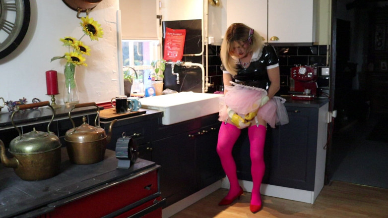 Sissy Dee Dee: Sissy Dee Sollte Gewaschen Werden, Aber Sie Genießt Die Blasen...