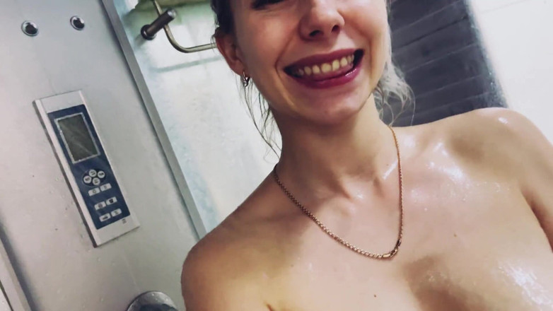 Vik1one: Une blonde à gros nichons se lave sexy sous la douche