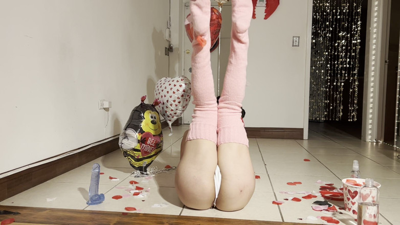 Sandy Love: Cewek manis latina lagi asik muasin memeknya pakai dildo