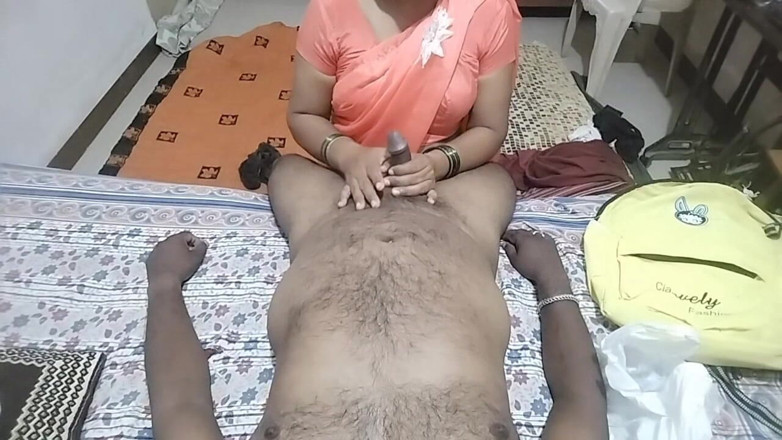 Hemant: Bini jalang seksi yang cantik menghisap zakar suaminya di dalam...