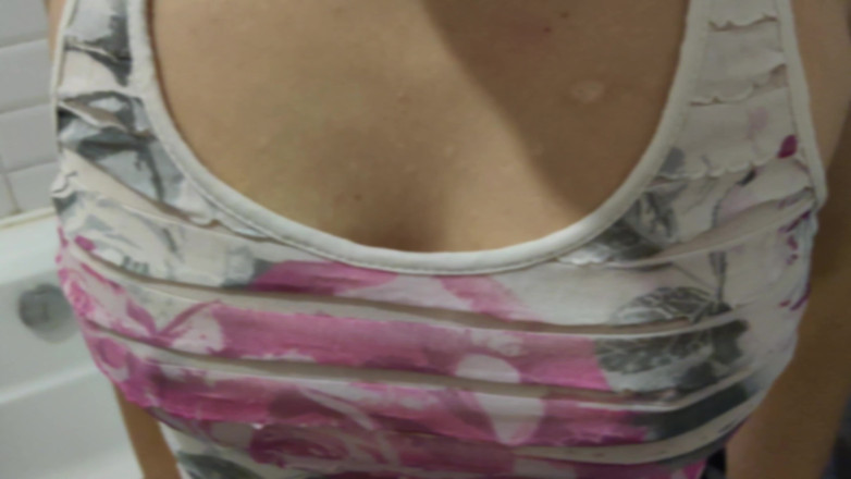 Risky Hairy Couple: Je rencontre milg aux seins laiteux sous la douche et...