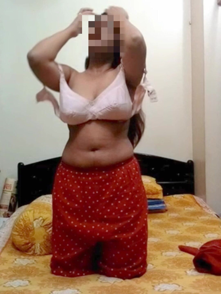 clubrealr: Indiana peituda mostrando axila e bunda