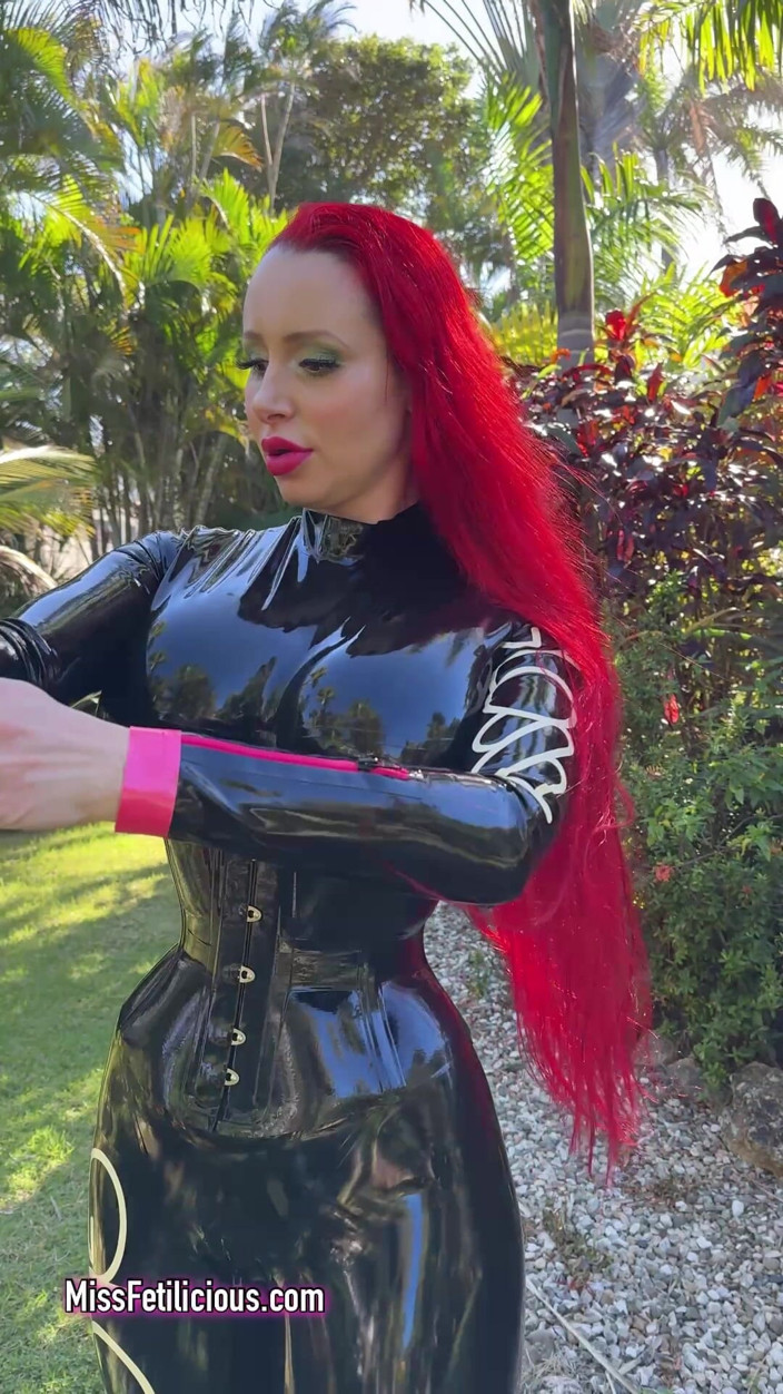 Miss Fetilicious: Begloss Girl in Paradise