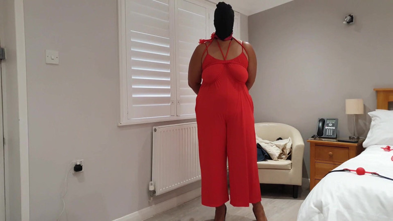 Slutty Ms B: Hogtied trong bộ đồ jumpsuit spandex