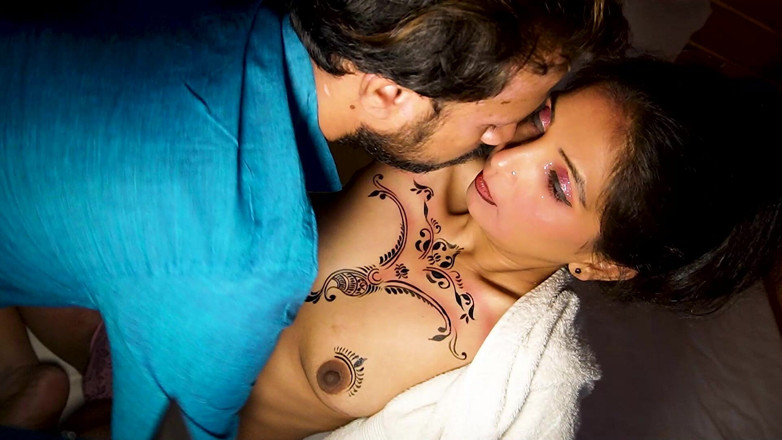 Xtramood: Un taller de pintura corporal y artista y su asistente...