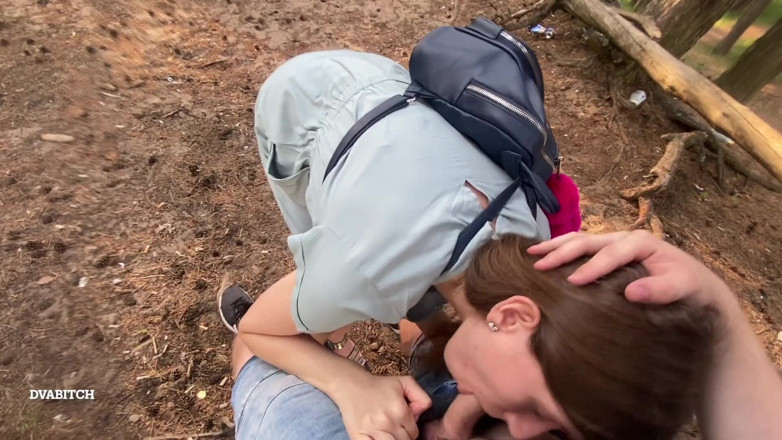 Dvabitch: Une brune amateur taille une pipe sensuelle dans la forêt...