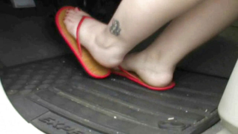 Sexy Amateurz: Drückendes Gaspedal in roten sandalen