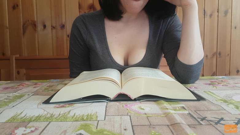 Unlimited Orgasm: Littérature histerique, Yumi, elle ne sait plus lire et jouit -...