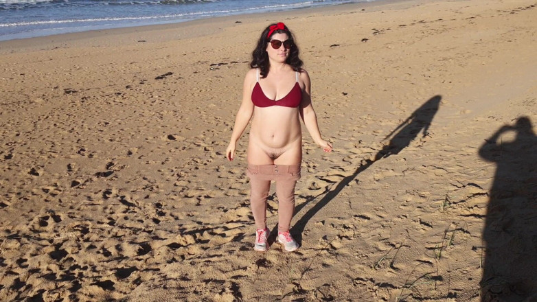 Pissing Everywhere: Mujer meando en una playa pública mientras no hay nadie