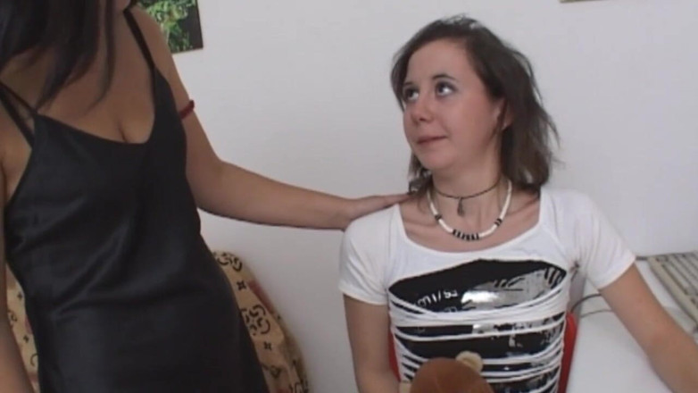 My porn family: Deux amies se lèchent la chatte