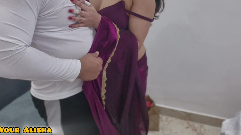 Your Alisha: Obraznica Alisha seduce croitor în magazinul lui