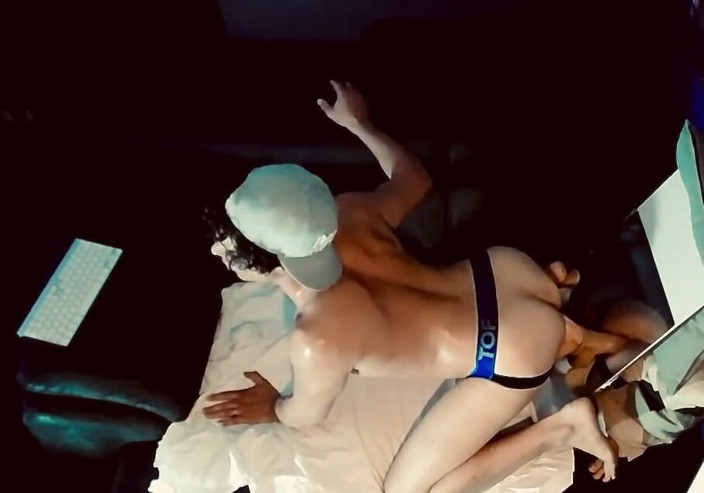 Cody beach boy: Vücudumu yağla ve dildoma bin