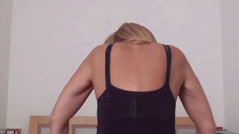 Femdom Austria: Büyük sarışın yüzüne oturuyor